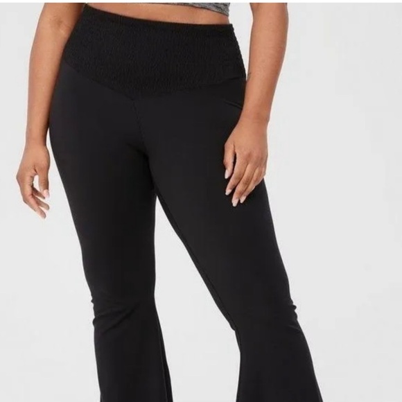 NWT $55R AE Aerial Offline Real Me Smocked Waist Super Flare Leggings. Size M. - Picture 3 of 11
